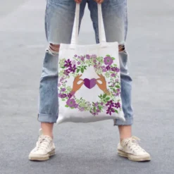 Coupon 45x45 cm écru motif fleur et coeur violet et vert