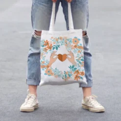 Coupon 45x45 cm écru motif fleur et coeur orange et bleu
