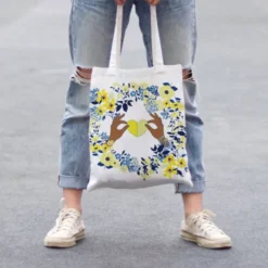 Coupon 45x45 cm écru motif fleur et coeur jaune et bleu