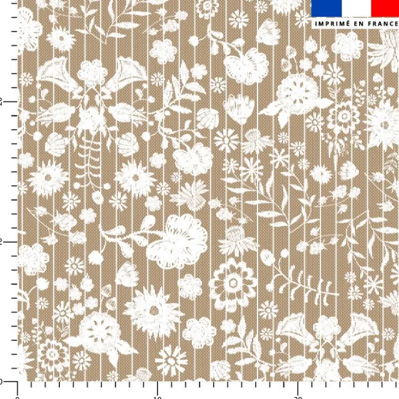 Fleurs et rayures blanches aspect lin - Fond marron clair