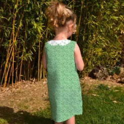 Patron robe enfant vert motif petites fleurs et dentelle