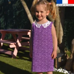 Patron robe enfant violet motif petites fleurs et dentelle