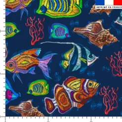 Poissons multicolores et coquillages effet brodé - Fond bleu foncé