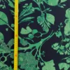 Popeline de viscose bleu marine motif feuilles vertes