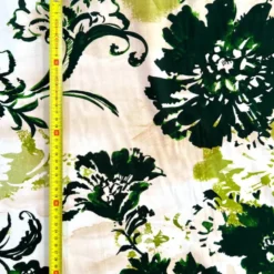 Popeline de viscose écrue motif grosses fleurs vertes