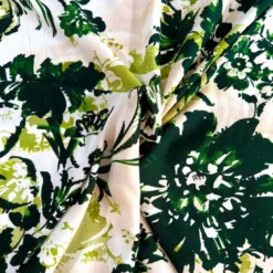 Popeline de viscose écrue motif grosses fleurs vertes