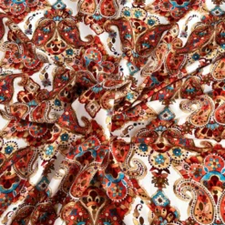 Popeline de viscose écrue motif cachemire et fleurs rouges