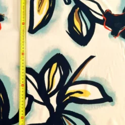 Popeline de viscose écrue motif grand dessin floral bleu foncé