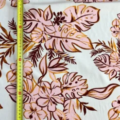 Popeline de viscose écrue motif fleurs et feuilles de monstera roses