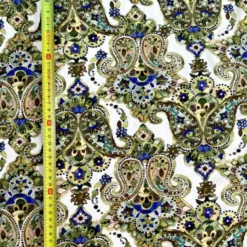 Popeline de viscose écrue motif cachemire et fleurs vertes