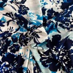 Popeline de viscose écrue motif grosses fleurs bleues