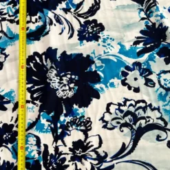 Popeline de viscose écrue motif grosses fleurs bleues