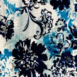 Popeline de viscose écrue motif grosses fleurs bleues