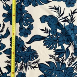 Popeline de viscose écrue motif fleurs et feuilles de monstera bleues