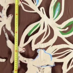 Popeline de viscose marron motif grand dessin floral