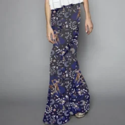 Satin bleu nuit motif tableau floral