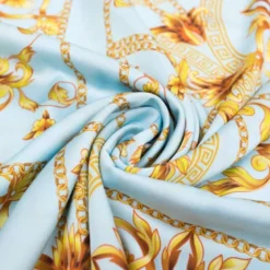 Satin bleu pastel motif foulard et arabesques or