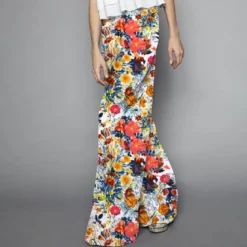 Satin écru motif bouquet de fleurs champêtres