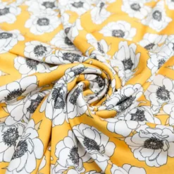 Satin jaune ocre imprimé fleur blanche