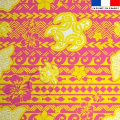Tissu imperméable rose motif tortue et raie manta maori jaune