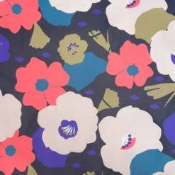 Tissu imperméable type ciré aubergine motif grosses fleurs