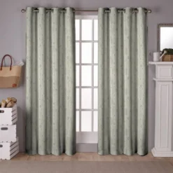 Tissu occultant grège motif silhouettes de feuilles vertes